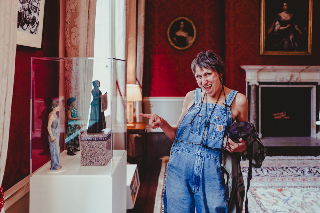 Sheila meets her statue in Downing Street
