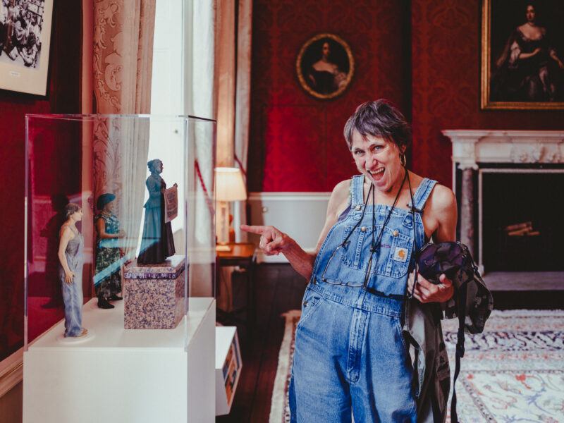 Sheila meets her statue in Downing Street